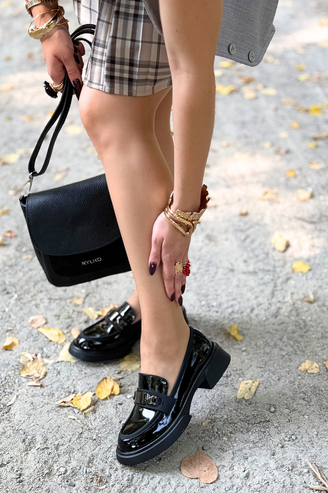 Бежеві шкіряні кросівки на перфорованій танкетці