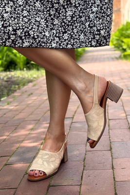 Skórzane sandały beżowe na klocku T. Sokolski