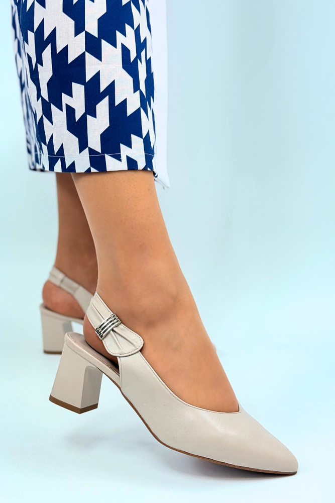 Beżowe czółenka skórzane z odkrytą piętą na słupku