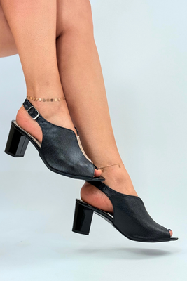 Czarne sandały z ozdobnym paskiem na obcasie