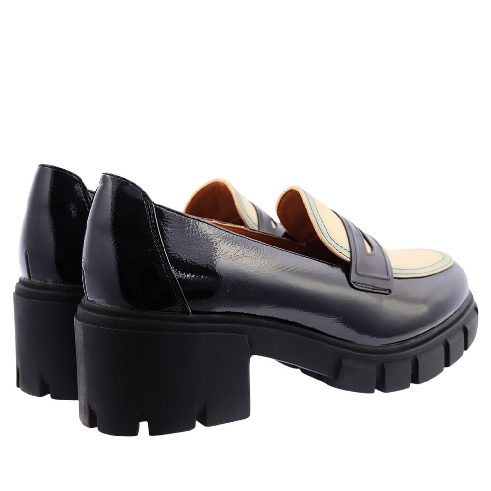 Жіночі чорні лаковані мокасини на платформі