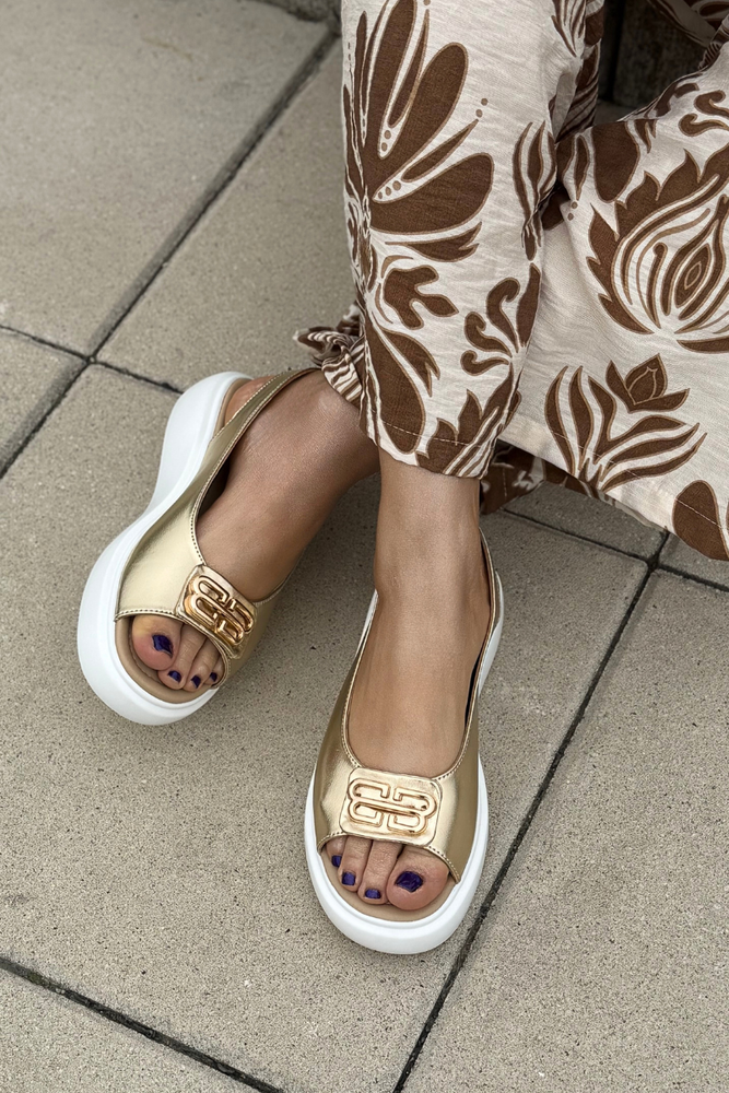 Modne złote skórzane sandały na platformie