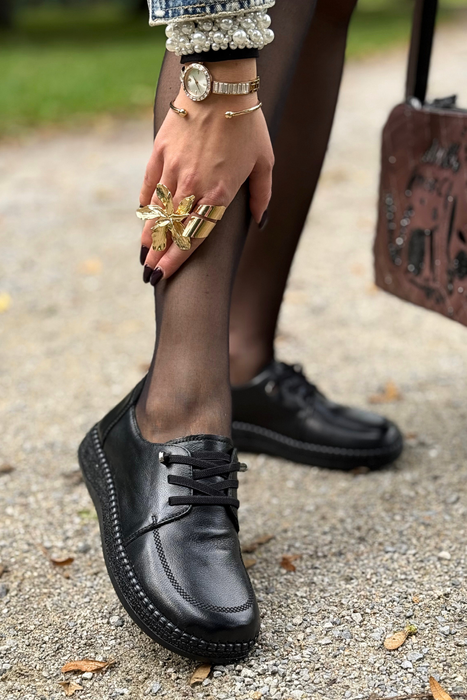 Чорні шкіряні туфлі на платформі з декором спереду