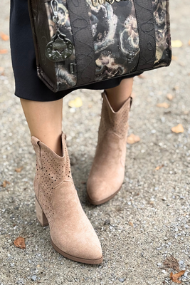 Темно-бежеві ажурні ботильйони із замшевої екошкіри