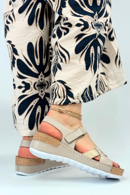 Бежеві поролонові шльопанці з аплікаціями