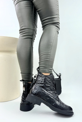 Чорні жіночі шкіряні ботильйони на товстій платформі зі шнурівкою 