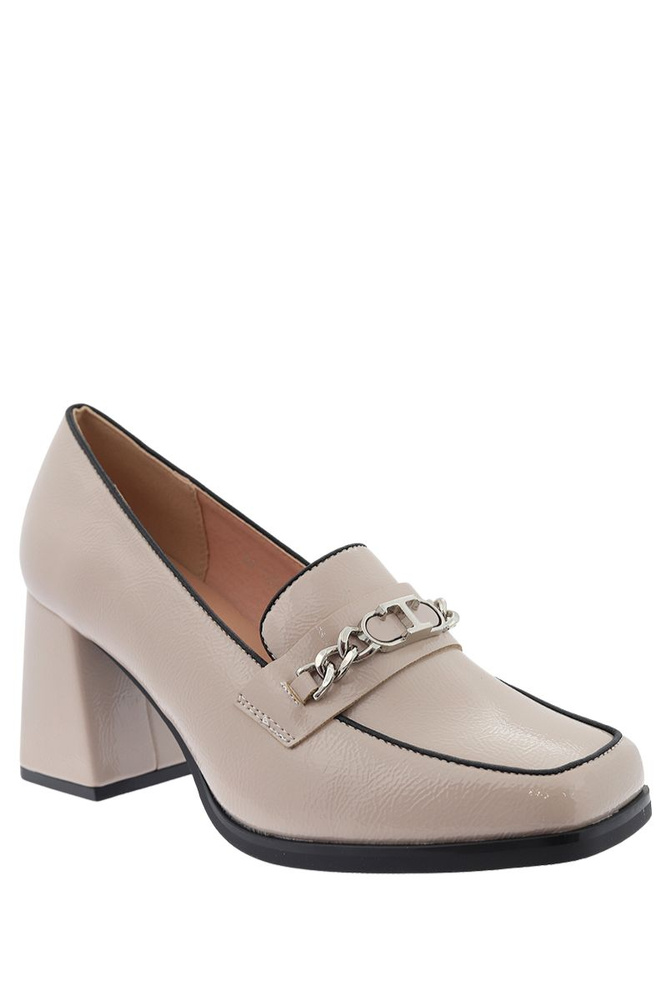 Beżowe półbuty lakierowane wsuwane na słupku