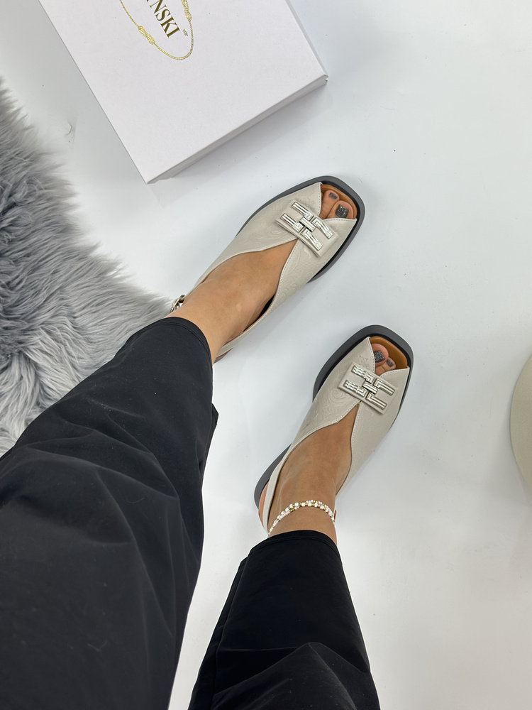 Beżowe sandały na koturnie z ozdobą 