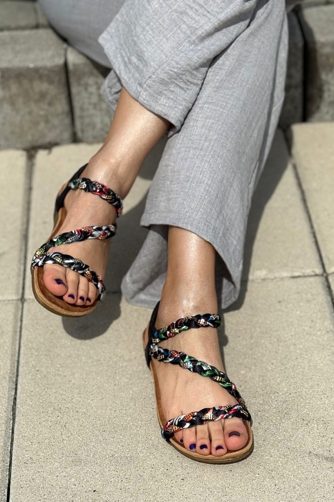 Czarne sandały plecione płaskie na gumce Artiker