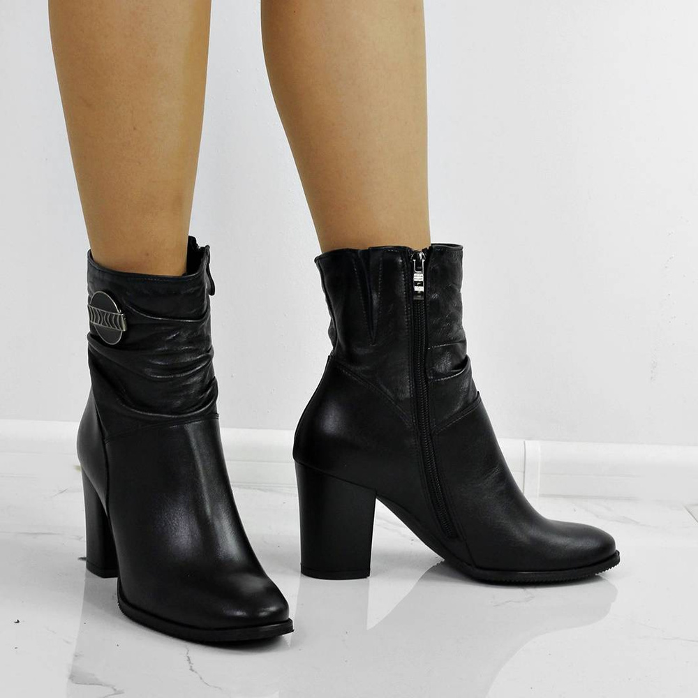 Чорні жіночі шкіряні ботильйони на блискавці