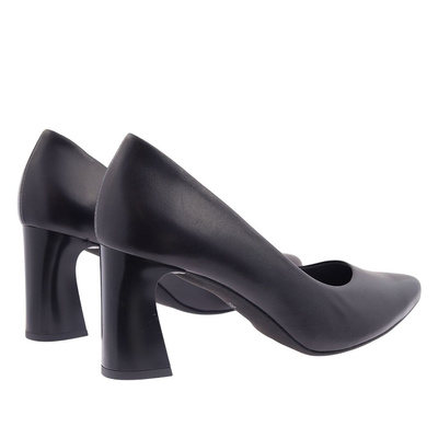 Чорні жіночі шкіряні човники на високому каблуці Kordel