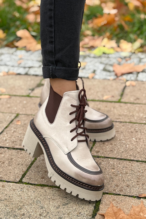 Skórzane botki sznurowane na klocku z platformą beżowe