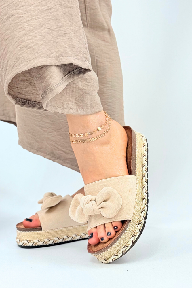 Beżowe klapki zamszowe z kokardą na platformie