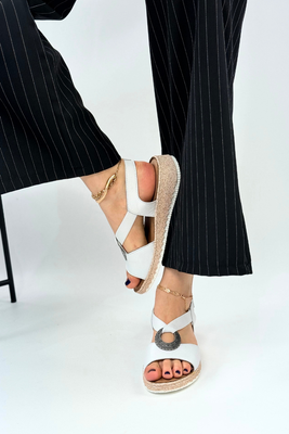 Białe skórzane sandały z ozdobą na platformie Artiker