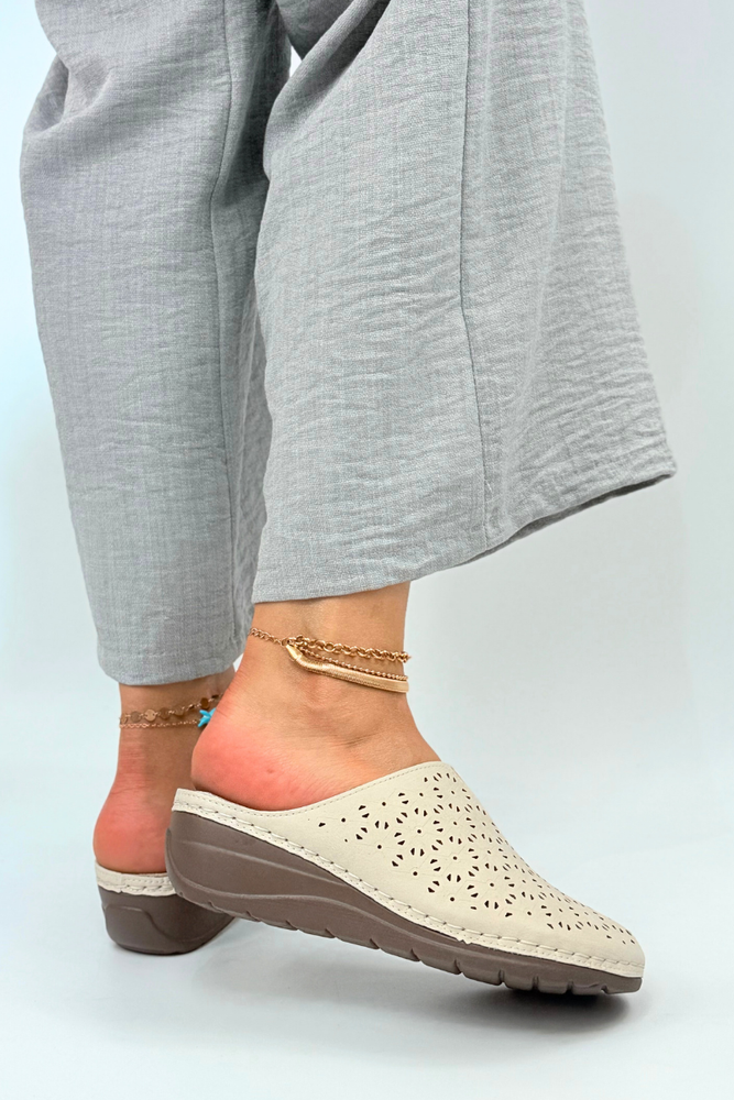 Beżowe klapki ażurowe kryte