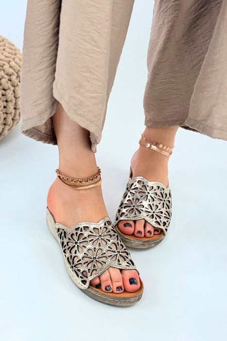 Złote klapki skórzane ażurowe na koturnie