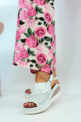 Białe sandały ażurowe na koturnie z platformą na rzep