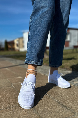 Жіноче спортивне взуття білого кольору