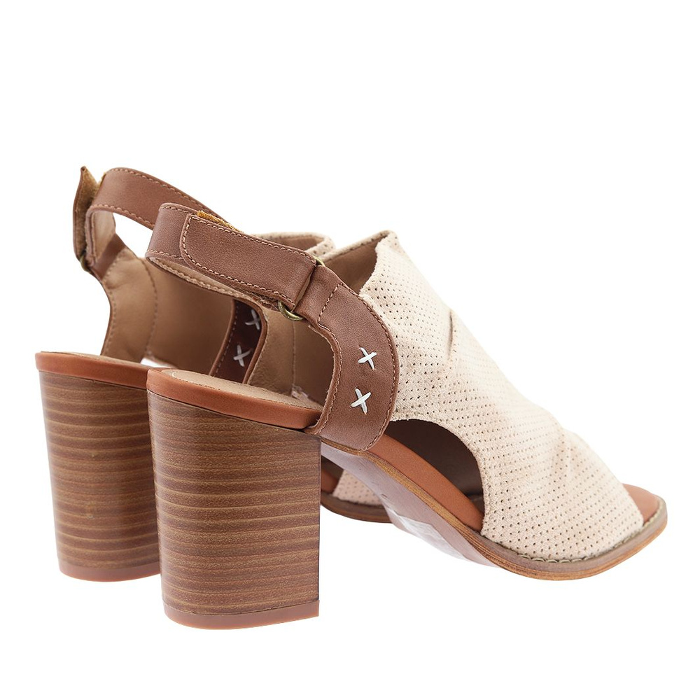 Бежеві босоніжки з перфорованим верхом на високому каблуці