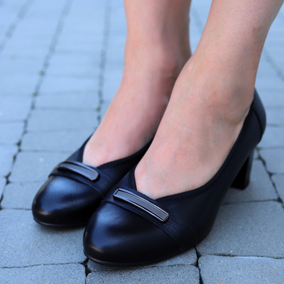 Човники жіночі шкіряні з чорним декором