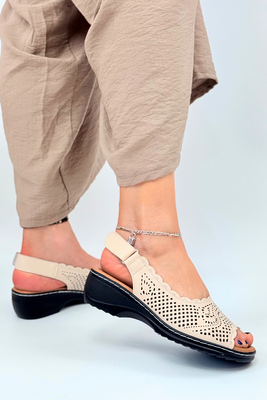 Бежеві шкіряні ажурні босоніжки на липучці 