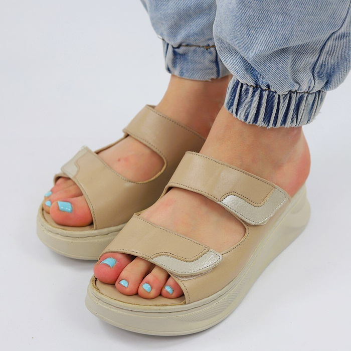 Бежеві шкіряні тапочки на липучці Vaccaro