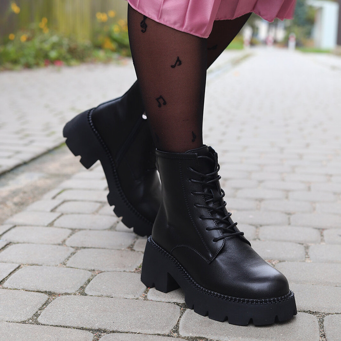 Чорні шкіряні чоботи на платформі від T. Sokolski