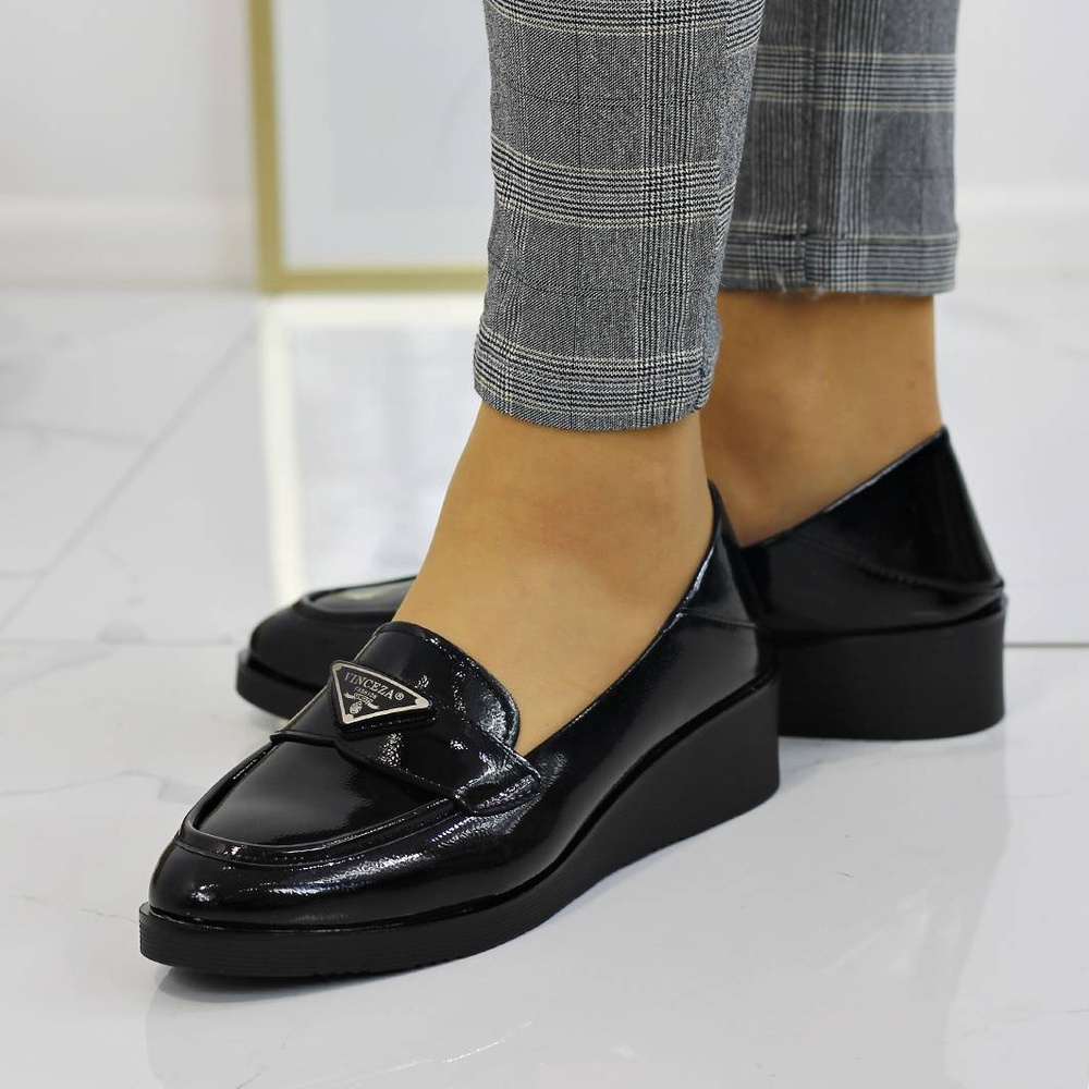 Lakierowane półbuty damskie na koturnie Vinceza