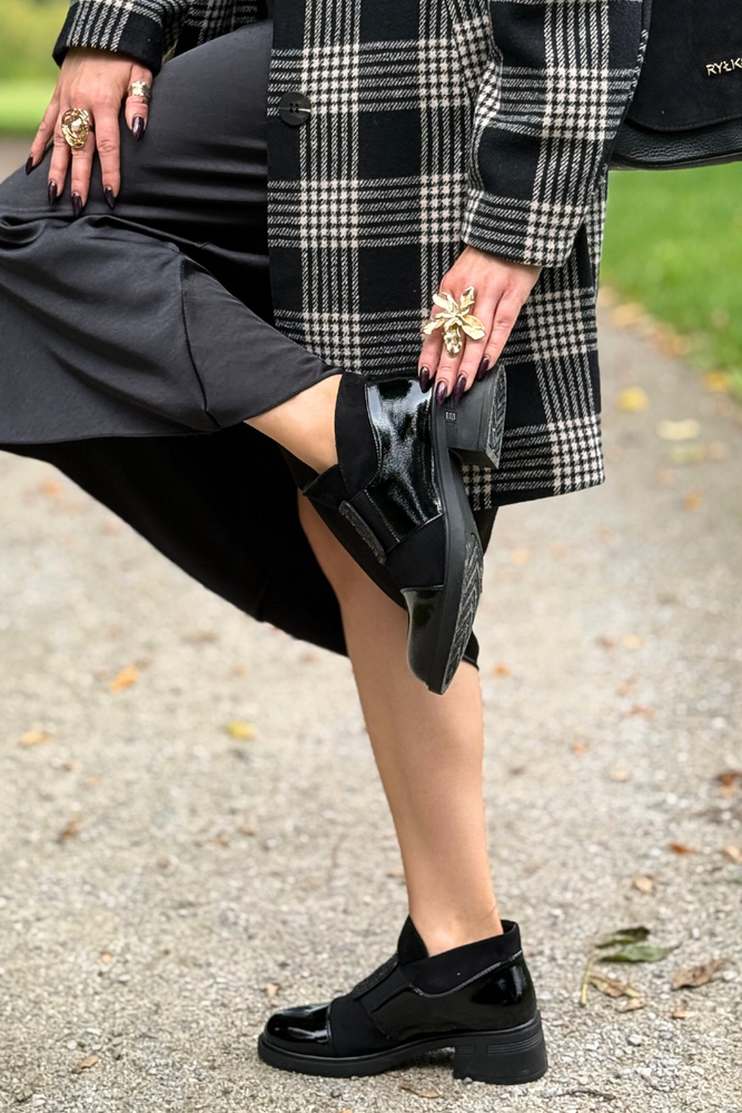 Czarne botki lakierowane i zamszu wsuwane na klocku 