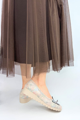 Beżowe półbuty damskie z motylkiem na koturnie