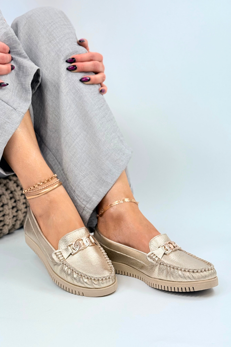 Złote mokasyny skórzane z łańcuchem wsuwane