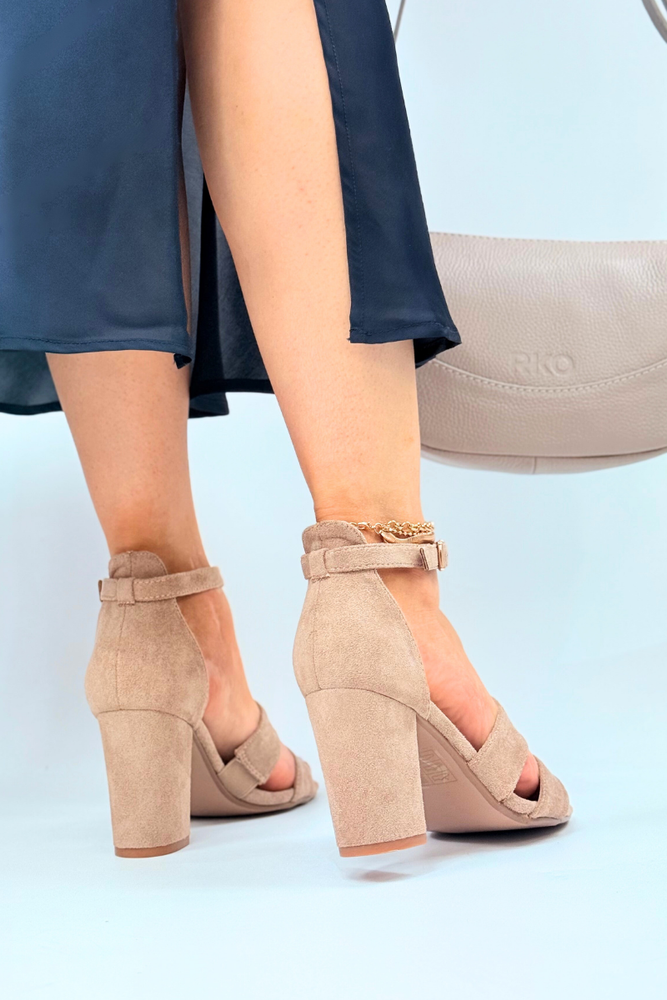 Damskie sandały zamszowe na słupku w kolorze beżowym