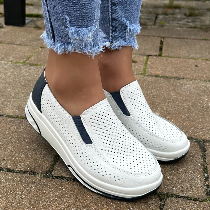 Półbuty skórzane ażurowe biało granatowe na koturnie Evento