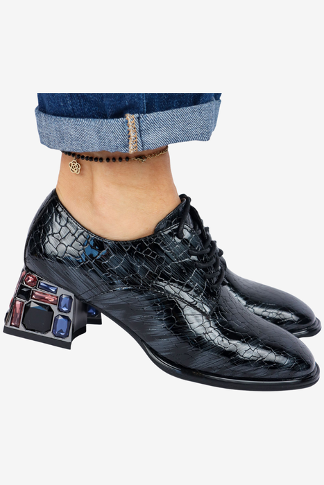 Półbuty damskie lakierowane z obcasem z kolorowych kamieni szare