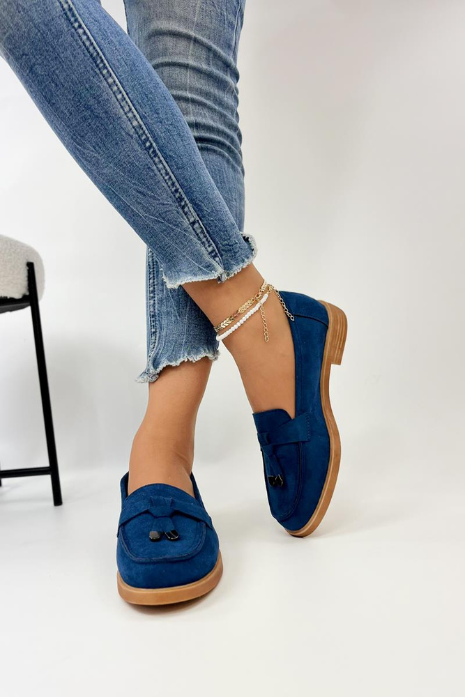 Granatowe zamszowe mokasyny z ozdobnymi frędzlami