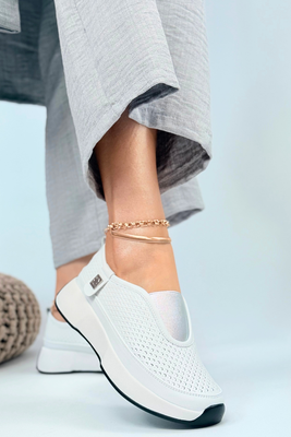 Białe półbuty skórzane perforowane wsuwane z gumką