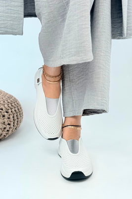 Białe półbuty skórzane perforowane wsuwane z gumką