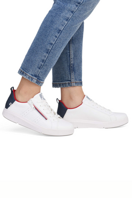 Białe skórzane półbuty damskie Rieker sznurowane