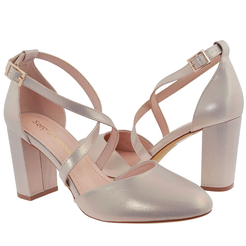 Złote sandały na słupku Sergio Leone