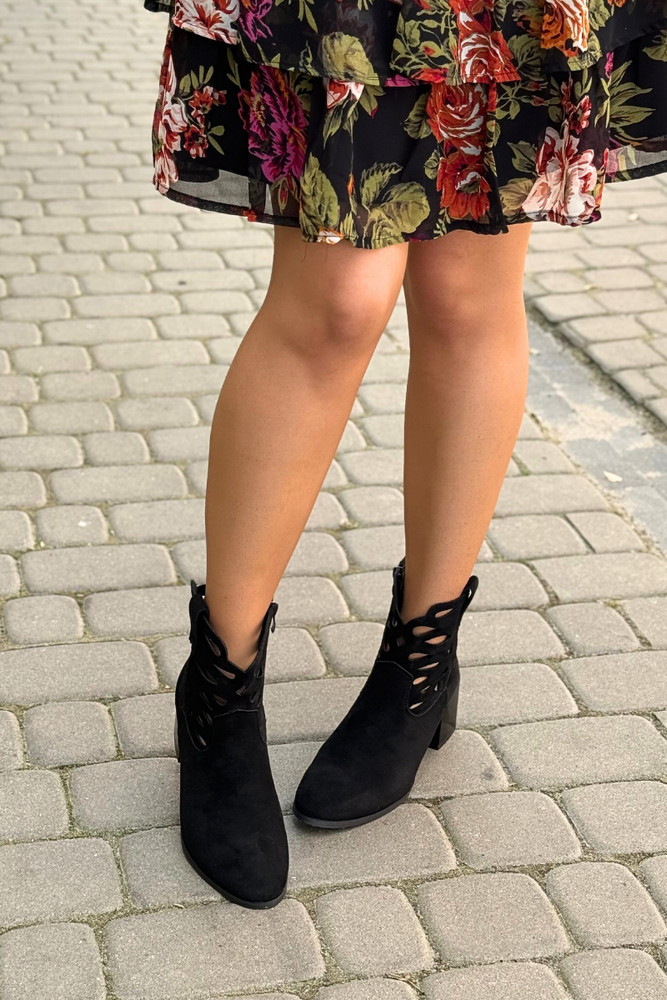 Czarne zamszowe botki ażurowe na klocku