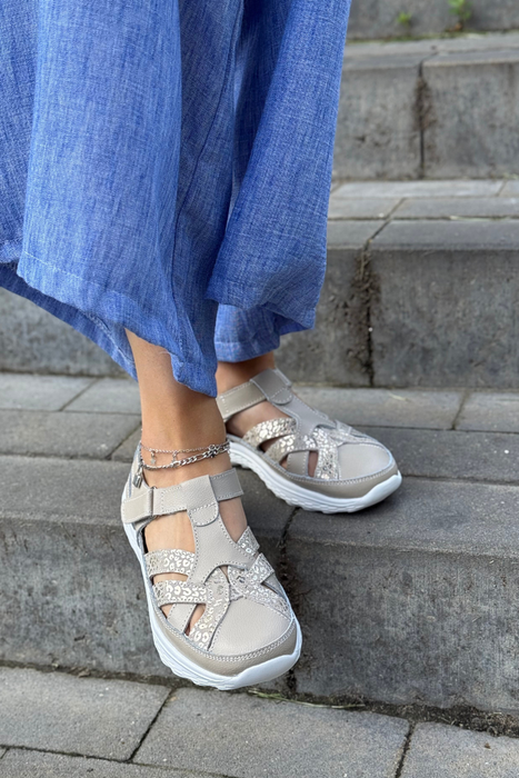 Бежеві туфлі на липучці з платформою