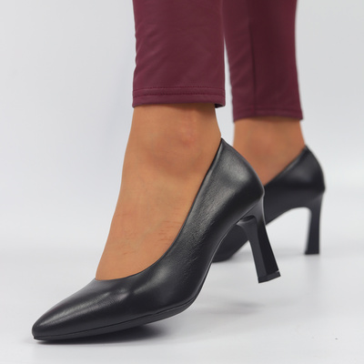 Чорні шкіряні туфлі на високих підборах від Darex