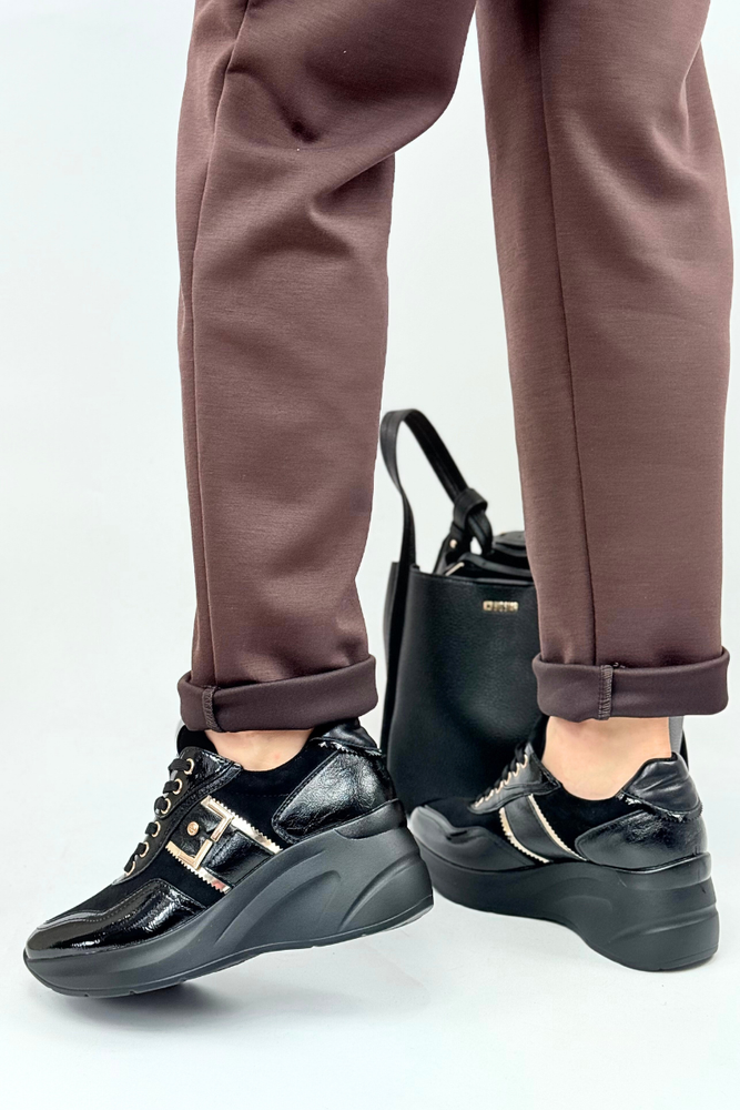 Sneakersy damskie na koturnie z platformą ze złotymi akcentami czarne 