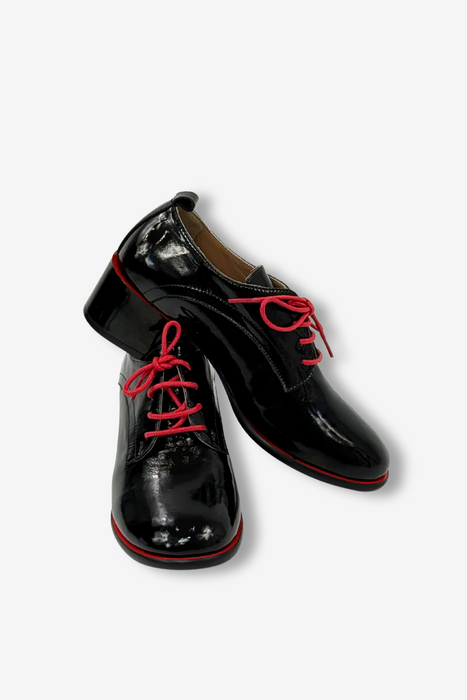 Czarne półbuty ze skóry lakierowanej na obcasie