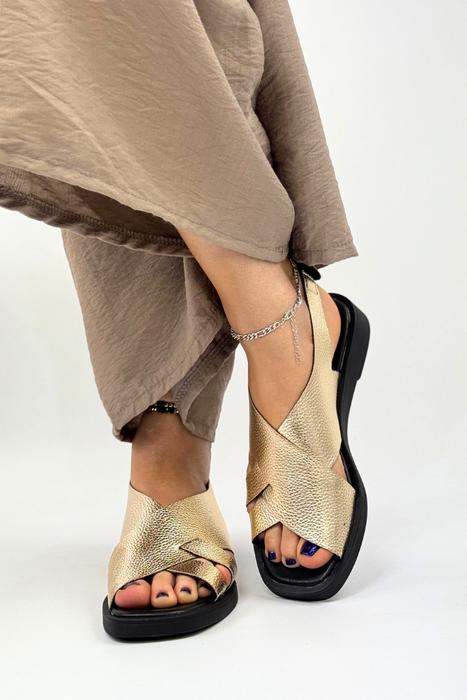 Білі босоніжки на танкетці з екошкіри