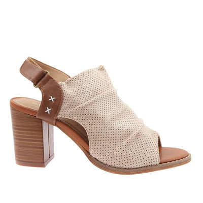 Sandały beżowe z perforowaną cholewką na słupku