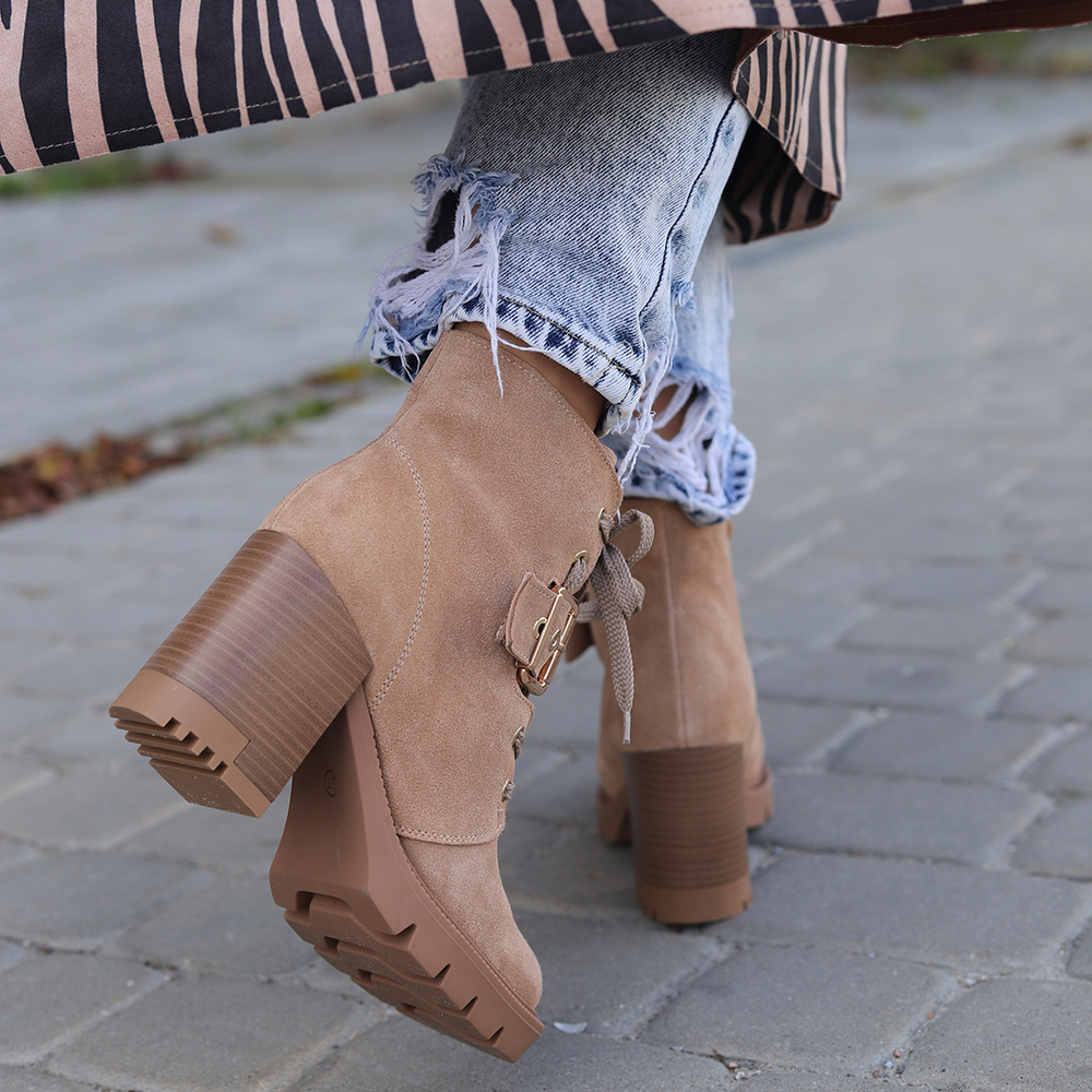 Botki skórzane beżowe na słupku Gamis