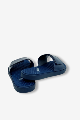 Klapki młodzieżowe wodoodporne granatowe na rzep