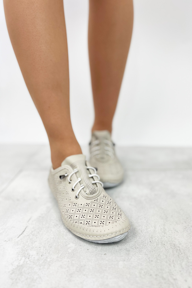 Półbuty ażurowe skórzane w kolorze beżowym