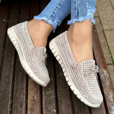 Półbuty skórzane ażurowe beżowe z kokardką Vinceza